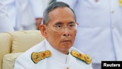 Raja Thailand Bhumibol Adulyadej, saat tampil di hadapan publik bulan Juni tahun 2012 (Foto: dok).