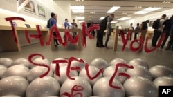 A tribute message to the late Steve Jobs written in lipstick is seen on the window of the Apple Store in Santa Monica, California October 5, 2011.