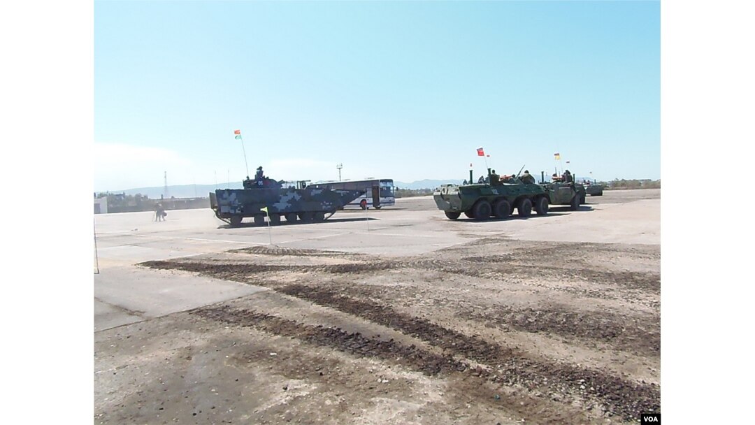 去年8月里海岸边的军事比赛活动中,中国海军陆战队的两栖登陆战车(左)与俄罗斯装甲车。