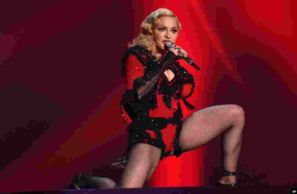 Madonna tampil pada Grammy Awards ke-57 di Los Angeles, California, 8 Februari 2015.