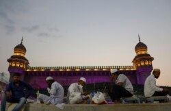 Muslim India berbuka puasa Ramadan di Masjid Mekah di Hyderabad, India, Jumat, 16 April 2021. (Foto AP / Mahesh Kumar A.)