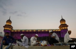 Muslim India berbuka puasa Ramadan di Masjid Mekah di Hyderabad, India, Jumat, 16 April 2021. (Foto AP / Mahesh Kumar A.)