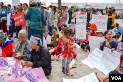 Cambodians gather to participate in the 70th Anniversary of the Universal Declaration of Human Rights, Phnom Penh, Cambodia, December 10, 2018. (Khan Sokummono/VOA Khmer