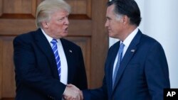 El presidente Trump y Mitt Romney se saludan en noviembre de 2016, cuando el exgobernador de Massachusetts estaba siendo considerando para la secretaría de Estado.