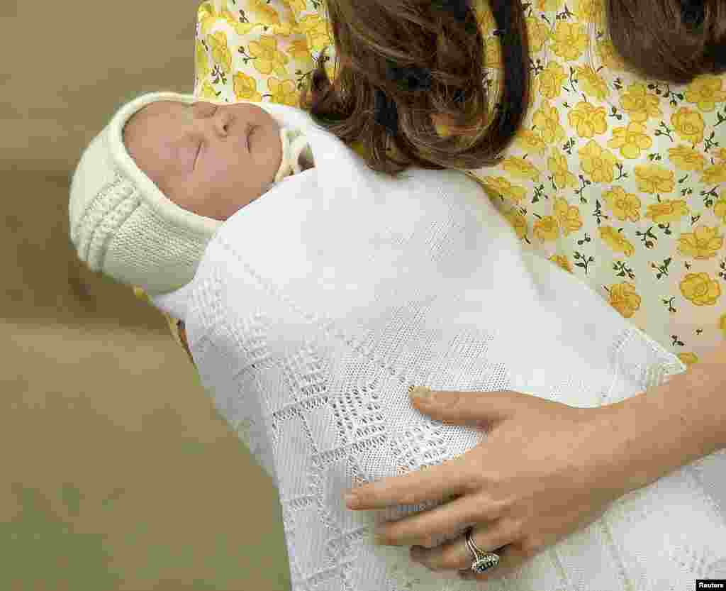 Britain's Catherine, Duchess of Cambridge, holds her baby daughter outside the Lindo Wing of St Mary's Hospital, in London, Britain May 2, 2015. The Duchess of Cambridge, the wife of Prince William, gave birth to a girl on Saturday, the couple's second ch