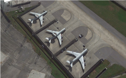 일본 오키나와 가데나 미 공군기지를 촬영한 구글어스의 위성사진 중 E-3 조기경보기로 추정되는 정찰기. Zenrin/Google Earth