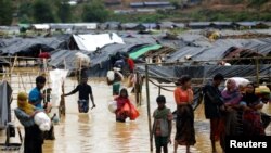 ဘင်္ဂလားဒေ့ရှ်နယ်စပ်က ရိုဟင်ဂျာဒုက္ခသည်စခန်းတခုမှာ ရေကြီးနေစဉ်