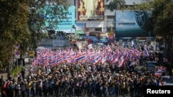 Anti-government protesters march to ministries and other state bodies in central Bangkok, Jan. 15, 2014. 