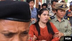 File Photo: Ms. Tep Vanny, Beung Kok land rights activist, is escorted by police officers at the Appeal Court in Phnom Penh, on Thursday, November 17, 2016. (Kann Vicheika/VOA Khmer)