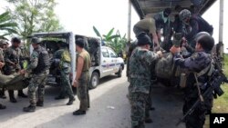 2015年1月26日菲律宾马京达瑙省: 菲律宾国家警察特别行动部队成员将遇害的警察突击队的尸体抬上车辆
