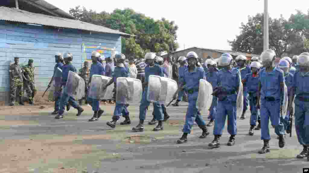 La police anti-émeute burundaise, armée des matraques et des boucliers, patrouille dans la capitale Bujumbura, Burundi, lundi 27 avril 2015.
