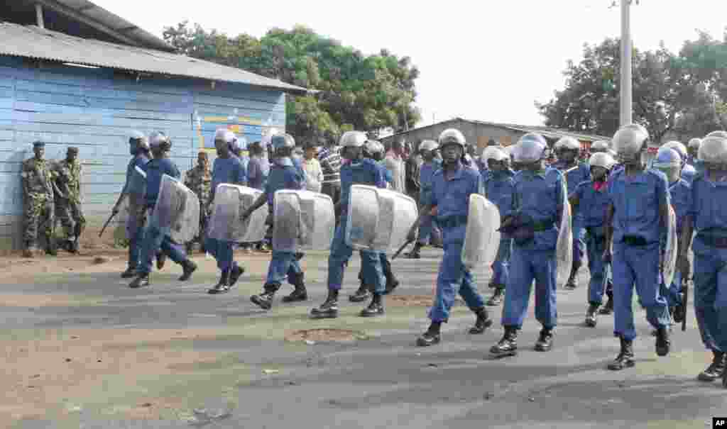 La police anti-émeute burundaise, armée des matraques et des boucliers, patrouille dans la capitale Bujumbura, Burundi, lundi 27 avril 2015.