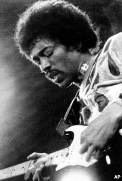 Jimi Hendrix performs on the Isle of Wight in England (1970 file photo)