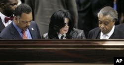 Jesse Jackson, singer Michael Jackson, and Al Sharpton were seen around the world as they mourned singer James Brown at his funeral in 2009. A few months later, Jackson’s own memorial service would attract an even larger online audience.