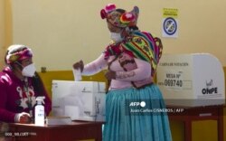 Seorang perempuan mengenakan pakaian khas quechua memberikan suaranya di tempat pemungutan suara, Peru, 6 Juni 2021. (Foto: AP)