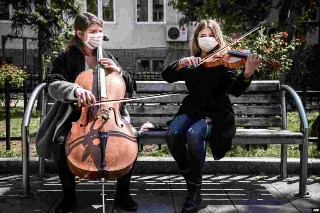 Kosovar musicians wearing face masks perform at the Mother Teresa square in Pristina as part of activities aimed at raising awareness of air pollution on Earth Day, April 22, 2017. 