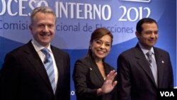 Los candidatos presidenciales Ernesto Cordero, derecha, Santiago Creel, izquierda, y Josefina Vázquez Mota posan durante las elecciones primarias del PAN.