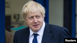 ARCHIVO - El primer ministro británico Boris Johnson abandona el Mercado de Mariscos de Peterhead, Escocia, el 6 de septiembre de 2019. 