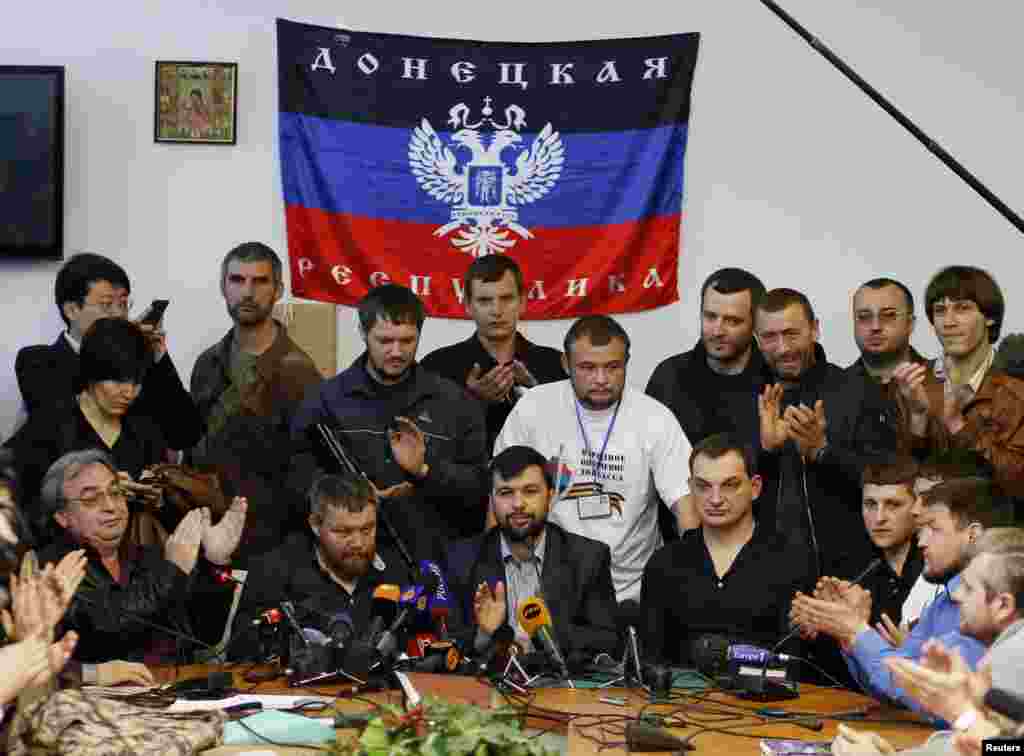 Donetskdagi rossiyaparast kuchlar rahbari Denis Pushilin (markazda) referendumni qoldirmaslik bo&#39;yicha qaror qabul qilinganini ma&#39;lum qilmoqda.