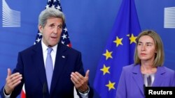 Le secrétaire d'état américain John Kerry avec le commissaire européen aux affaires étrangères Federica Mogherini au siège de la Commission à Bruxelles, Belgique, le 27 juin, 2016.