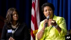 La doctora Mae Jemison, derecha, aquí durante un foro en la Casa Blanca en 2012, promueve el alfabetismo científico y dice que gente en todo el mundo necesita entender la Ciencia por el bien de la sobrevivencia de la humanidad.