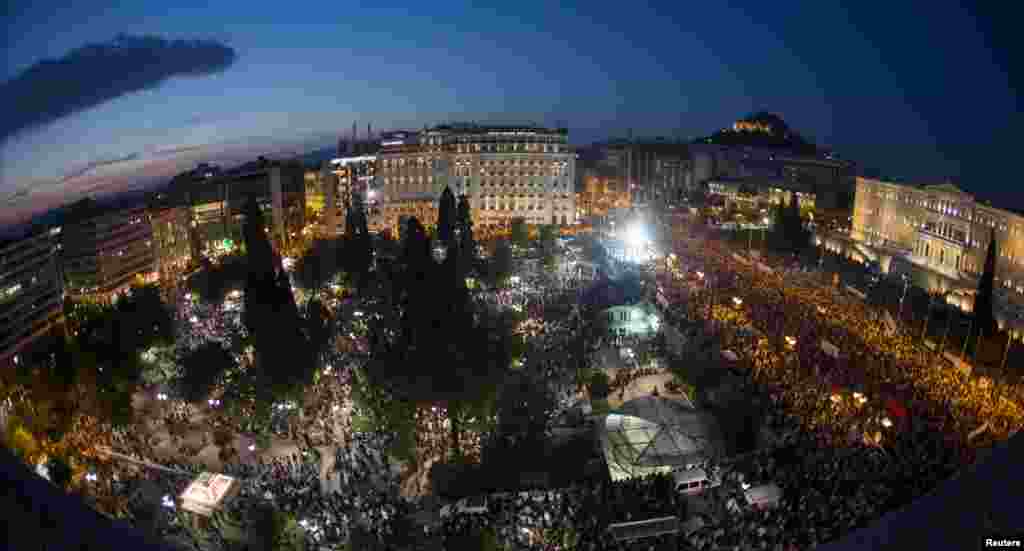 Para demonstran menghadiri protes anti-penghematan di depan gedung parlemen di Athena, Yunani (29/6). (Reuters/Marko Djurica)