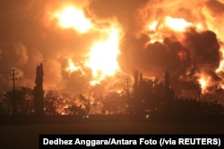 Asap membubung dari kilang minyak Pertamina di Balongan, Indramayu, Jawa Barat, Senin, 29 Maret 2021. (Foto: Dedhez Anggara/Antara Foto via Reuters)