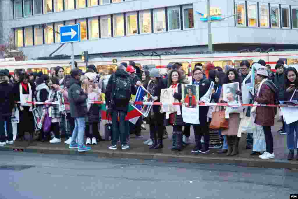 Daw Aung San Suu Kyi&#39;s supporters at ICJ