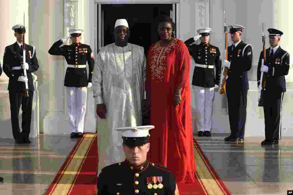 Senegal respublikasi prezidenti Maki Sal va uning rafiqasi Mariem Sal AQSh prezidenti Barak Obama uyushtirgan ziyofat kechasiga tashrif buyurmoqda, Vashington, 5-avgust, 2014-yil.