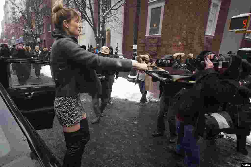 پس از پايان نمايش مجموعه پائيزی/زمستانی ۲۰۱۵ توری برچ در جريان هفته مد نيويورک، مدلی کيف دستی خود را به سمت خبرنگاران نشانه می&zwnj;رود.