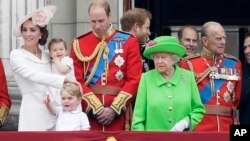 La reine Elizabeth II de la Grande-Bretagne, avec le prince Philip, à droite, le prince William, au centre, son fils Prince George, devant, et Kate, duchesse de Cambridge tenant la princesse Charlotte, à Londres, le 11 juin 2016.