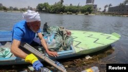 Nelayan Mohamed Nasar (58), menggunakan kapalnya untuk mengumpulkan sampah plastik dari sungai Nil di Giza, Mesir 20 Mei 2021. (REUTERS / Mohamed Abd El Ghany)
