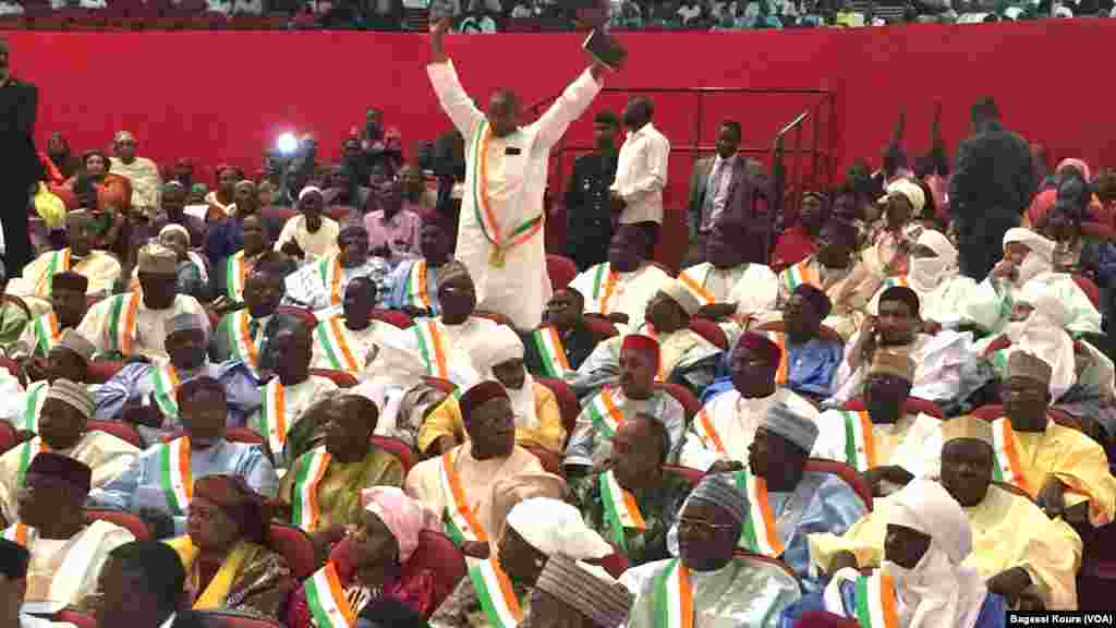 Un député nigérien se met debout pour répondre présent à l&rsquo;appel du bureau de séance. Cette première séance de la nouvelle Assemblée Nationale a été boycottée, Niamey, jeudi 24 mars 2016. Photo voa Bagassi Koura.