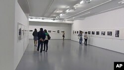 中国知名艺术家艾未未摄影展在莫斯科的展出大厅