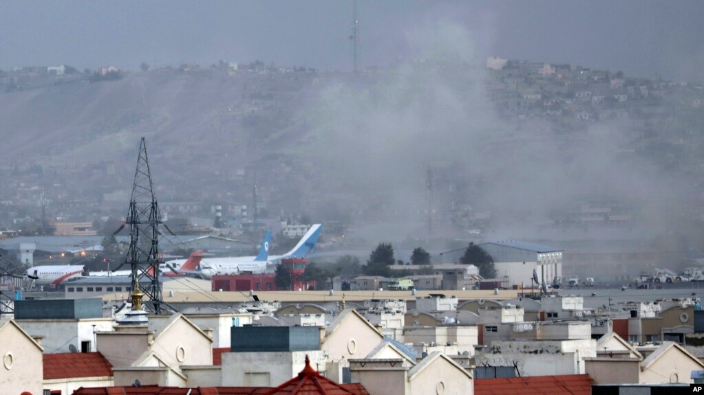 喀布尔机场外发生爆炸袭击事件后，当地升起浓烟。(2021年8月26日)(photo:VOA)
