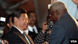 Vis prezidan chinwa a Xi Jinping ak vis prezidan kiben an Esteban Lazo Hernandez (AP Photo/Ismael Francisco, Prensa Latina)