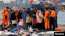 Familiares de passageiros do avião da Lion Air vôo JT610 tentam identificar os pertences das vítimas no porto de Tanjung Priok em Jacarta, Indonésia. 31 Outubro, 2018.