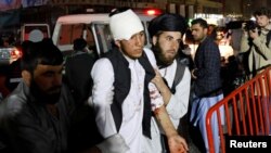 20일 아프가니스탄 카불의 한 행사장에서 발생한 폭탄테러로 수십 명이 사망했다.