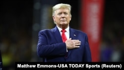 Predsednik Sjedinjenih Država Donald Tramp uoči plejof utakmice ragbi šampionata američkih koledža između Clemson Tigers i LSU Tigers u Nju Orleansu januara 2020. (Foto: Matthew Emmons-USA TODAY Sports)