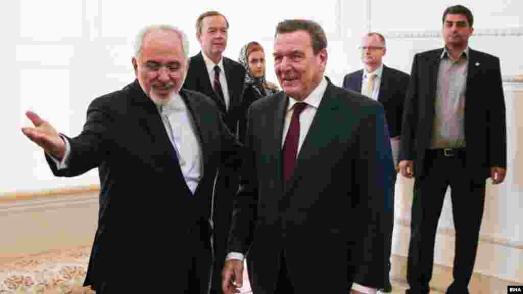 گرهارد شرودر صدراعظم پیشین آلمان در راس یک هیات اقتصادی به تهران رفته است. او با با محمدجواد ظریف و سایر وزرا دیدار کرده است. هدف این سفر مشارکت بازرگانان آلمانی در ایران عنوان شده است. عکس: امین خسروشاهی، ایسنا