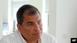 ARCHIVO - El expresidente de Ecuador, Rafael Correa, da una entrevista en la casa de su familia cerca de Bruselas, Bélgica. Un tribunal ecuatoriano declaró a Correa culpable de corrupción el 7 de abril de 2020 y lo sentenció a ocho años de prisión. Julio 5 de 2018.