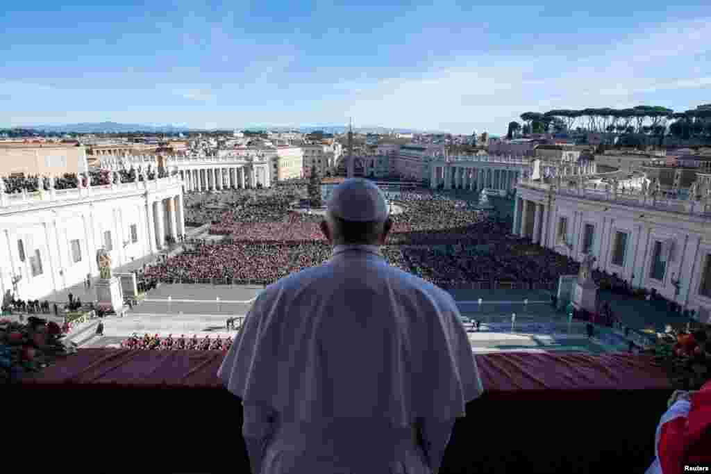 Pope Francis delivers the &quot;Urbi et Orbi&quot; message from the main balcony of Saint Peter&#39;s Basilica at the Vatican, Dec. 25, 2018.