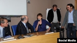 La journaliste française Michèle Léridon avec l'équipe éditoriale du quotidien italien Il Tempo à Rome, le 18 novembre 2011.