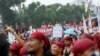 Demonstrasi para buruh di luar gedung DPR RI ketika menolak UU Cipta Kerja (Omnibus Law) di Jakarta (foto: dok/ilustrasi). 