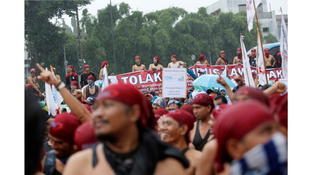 Demonstrasi para buruh di luar gedung DPR RI untuk menolak Omnibus Law di Jakarta (20/1). (Foto: Reuters)