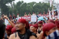 Demonstrasi para buruh di luar gedung DPR RI untuk menolak Omnibus Law di Jakarta (20/1). (Foto: Reuters)