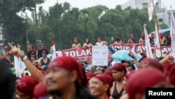 Demonstrasi para buruh di luar gedung DPR RI ketika menolak UU Cipta Kerja (Omnibus Law) di Jakarta (foto: dok/ilustrasi). 