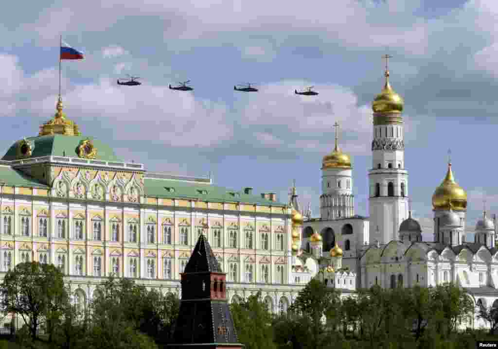 Helikopter-helikopter militer Rusia terbang di atas Kremlin pada parade Hari Kemenangan di Moskow (3/5).