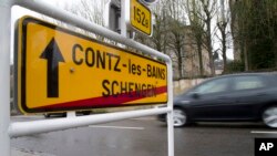 Sebuah mobil melaju di perbatasan Schengen, Luxembourg memasuki Contz-les-Bains, Perancis, 4 Februari 2015 (Foto: dok). 