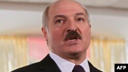 Chính phủ Hoa Kỳ gọi ông Lukashenko là nhà độc tài cuối cùng của châu Âu cấm đoán tự do ngôn luận, vi phạm nhân quyền và gian lận bầu cử